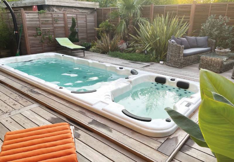 spa avec aménagement paysager extérieur