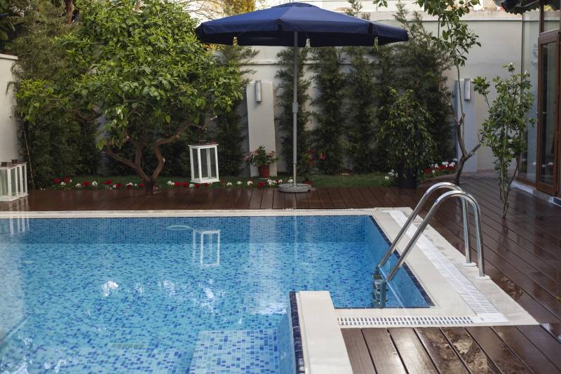 Remise en route de sa piscine : guide complet pour une eau propre et saine
