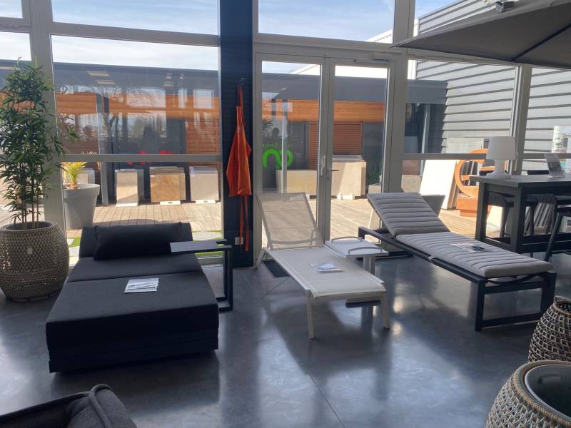 Transats et bains de soleil design à Riorges (42). Confort et élégance pour votre extérieur chez Nature et Paysage
